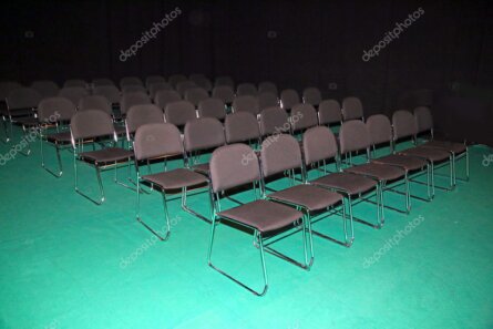 Partecipanti con disabilità e operatori durante un esercizio teatrale di gruppo