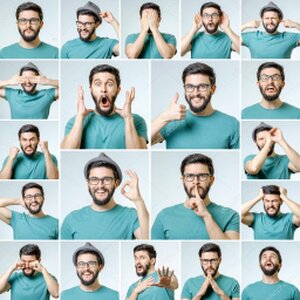 Partecipante che esprime un emozione durante un esercizio teatrale