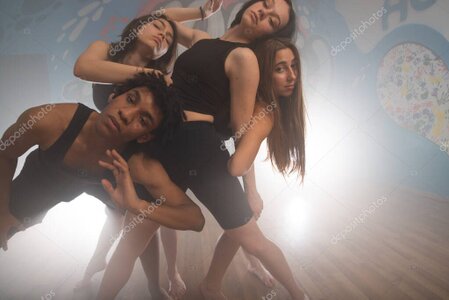 Gruppo durante un laboratorio di teatro e danza inclusivo