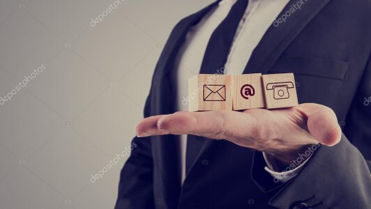 Tavolo con telefono e computer per contattare l Associazione Il Ponte 2008
