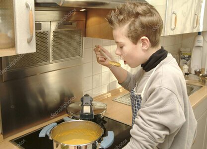 Persona con disabilità che cucina insieme a un operatore per esercitare abilità domestiche