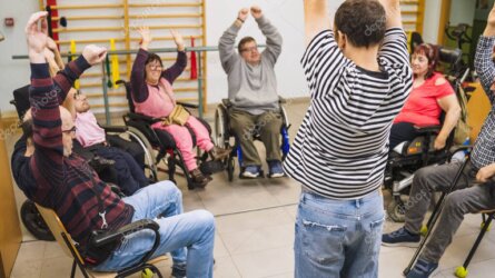 Gruppo in cerchio che lavora a un esercizio teatrale guidato